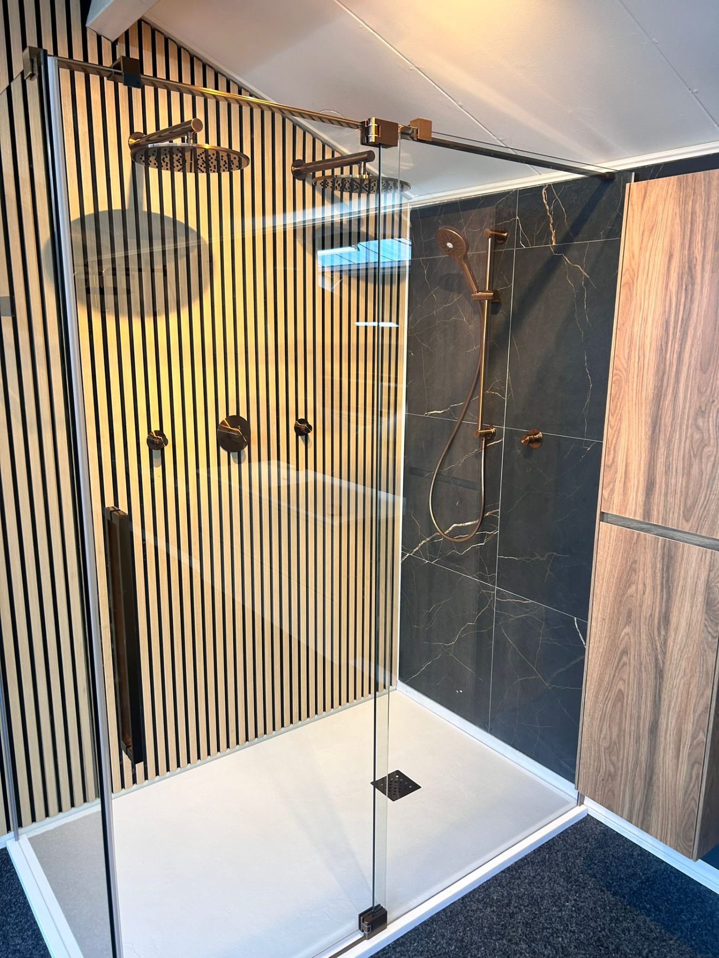 Inloopdouche met houtlook & marmer